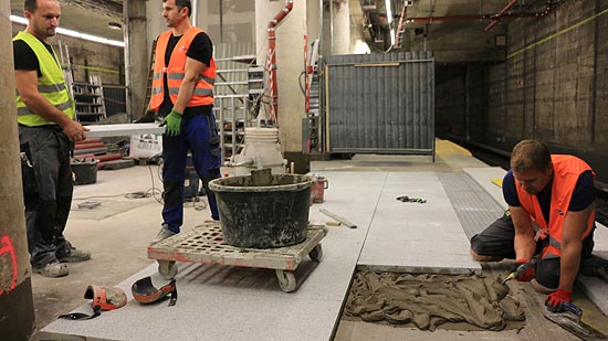 einer Teilfläche des U3 Bahnhofs Sendlinger Tor  wurden am 3.11.2019 die ersten neuen Natursteinplatten verlegt (©Foto: Martin Schmitz)